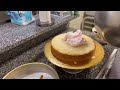 Decorando el pastel hecho con pan de cajita modificado
