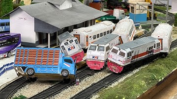 Merakit Kecelakaan Kereta Api CC206,CC203,CC201 Konvoi & Anjlok Terguling Tabrak Truk Di Stasiun