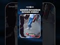 Zabıtaya yakalanan satıcı, kendini duvardan duvara vurdu!