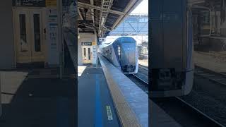 JR東日本八王子支社の小淵沢駅から特急あずさ34号新宿行きが小淵沢駅から発車する