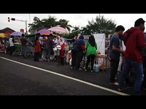NYOBAIN KUE YANG POPULER DI JAKARTA INI - YANG PUNYANYA CANTIK LURRR ! Indonesian Street Food. 