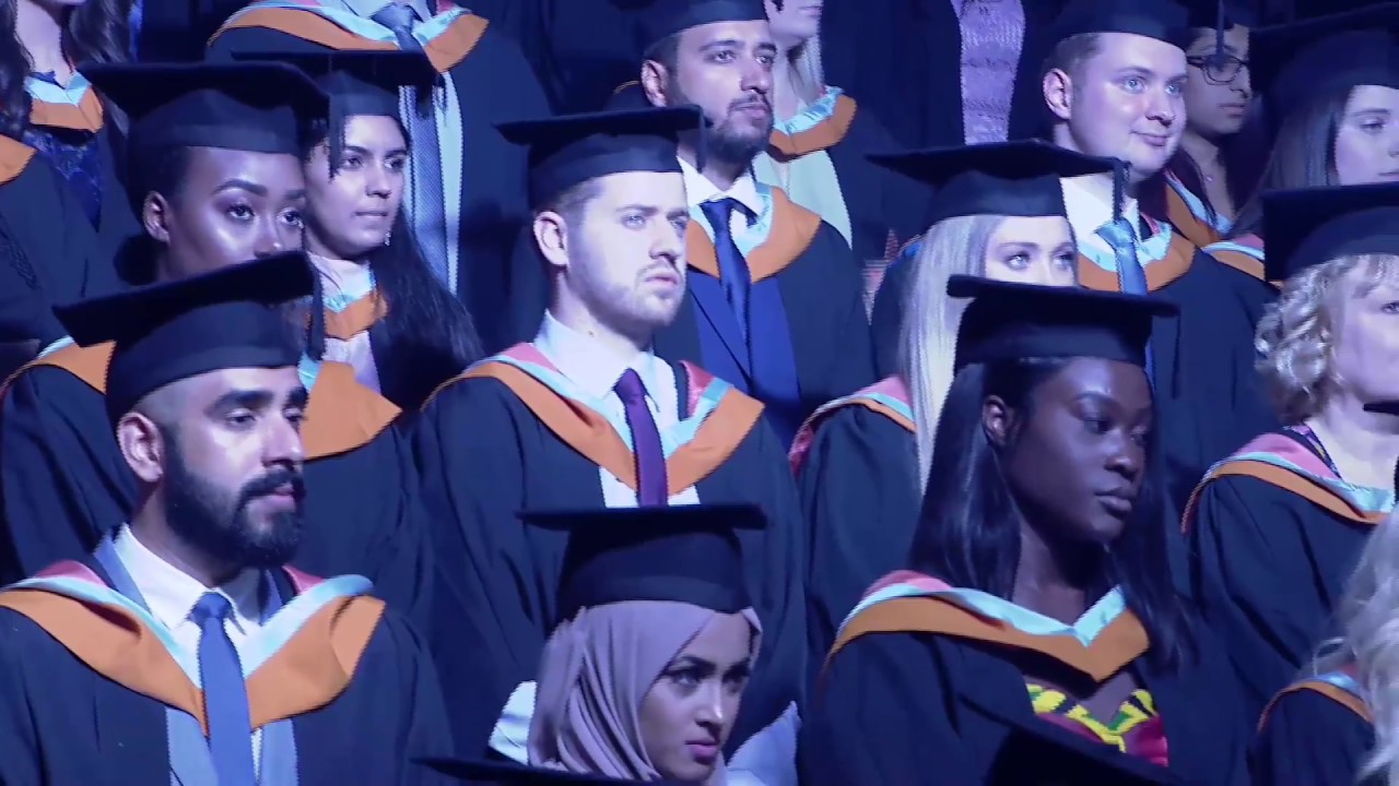 dmu graduation gowns