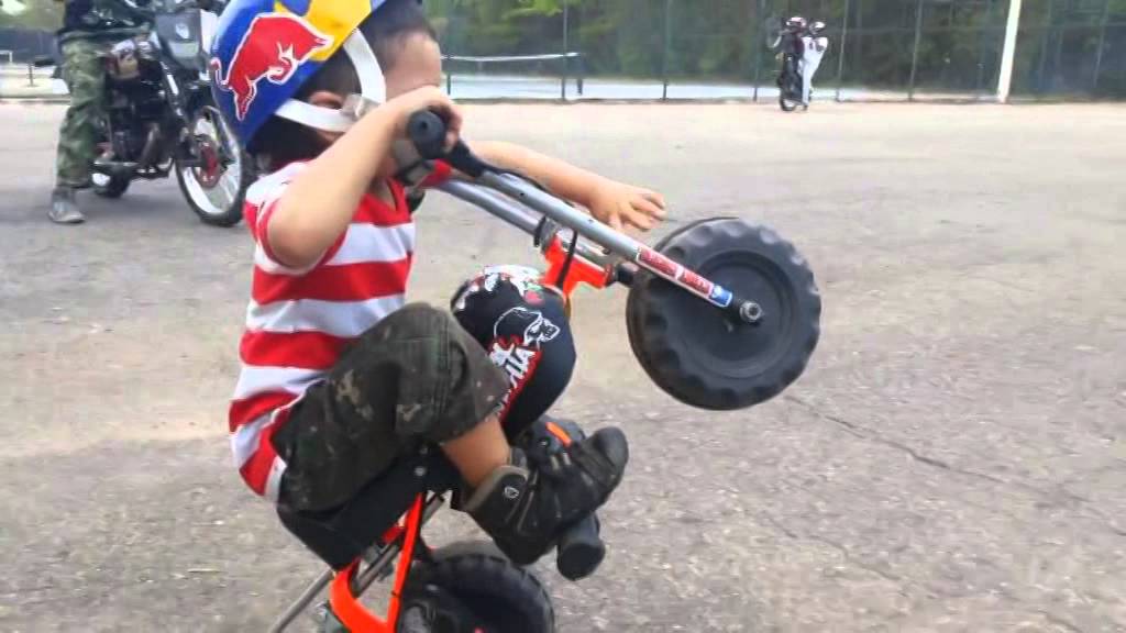 Video aksi motor cross anak meniru orang dewasa - YouTube