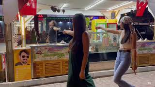 Cilgin Dondurmaci - Artik Bir Bile Deyil Iki Kizla Oynuyor