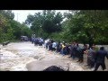 200 personas hacen mano cadena para salvarse de inundación