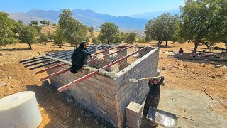 💪👩🌾 Nomadic women are amazing! Soghra and her sister covering their cottage roof 🏕️🌾