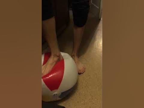Мяч под ногой парня