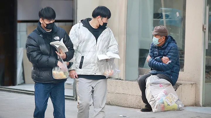 Freezing Elderly Ragpicker Shivering on the Street | Social Experiment - DayDayNews