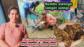 Bakar Ikan Nila Bumbu Padang Saat Hujan Datang || Suami Mebakar Sambil Berair mata