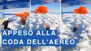 Incidente da brividi, paracadutista resta appeso alla coda dell'aereo