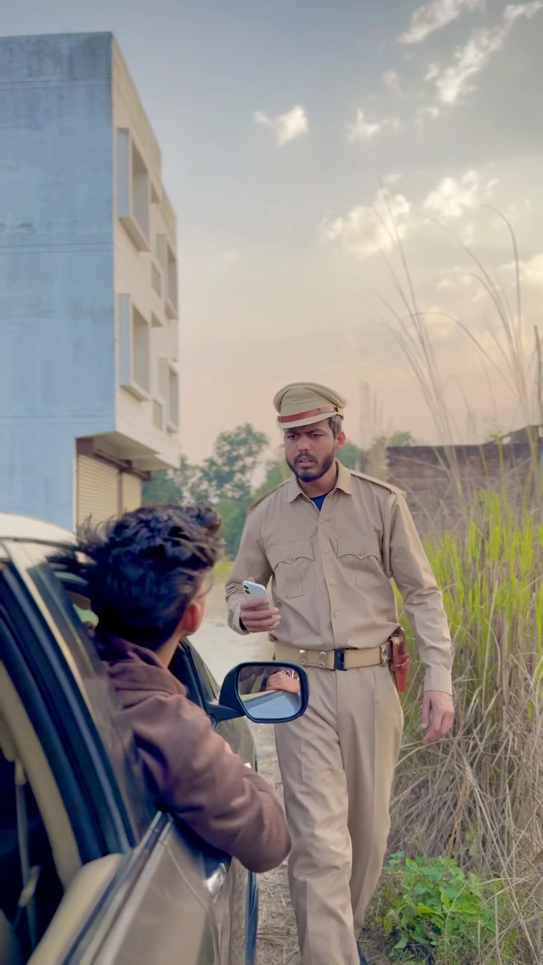 पुलिस ने इस आदमी को क्यों रोका?? #foryou #shortsfeed #explore #funny #funnyshorts #comedy #police