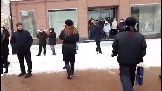 В Нижнем Новгороде полицейские раздавали маски участникам несанкционированной акции