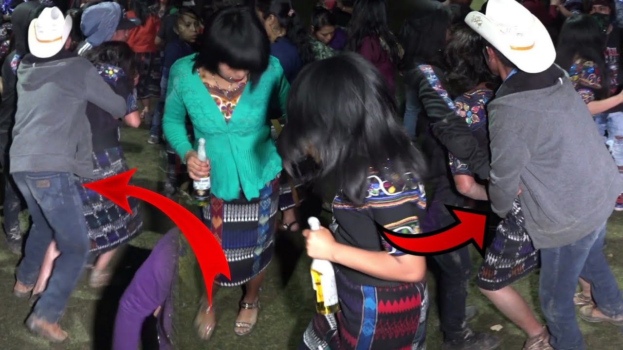 Wow mira este señor disfrutando con las chicas al baile con xoyita musical