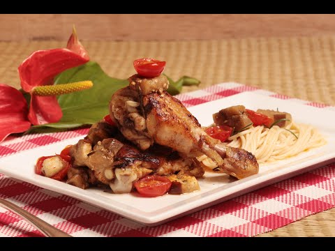 Video: Cómo Cocinar Pollo Con Berenjena Y Tomate En El Horno