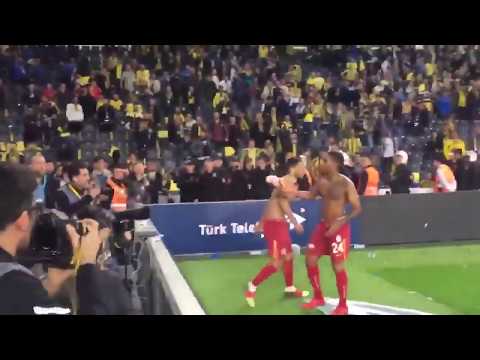 Belhanda Kadıköyde 3 lü Çektirdi. Fenerbaçe Taraftarı Çılgına Döndü !Fenerbahçe Galatasaray (1-3)