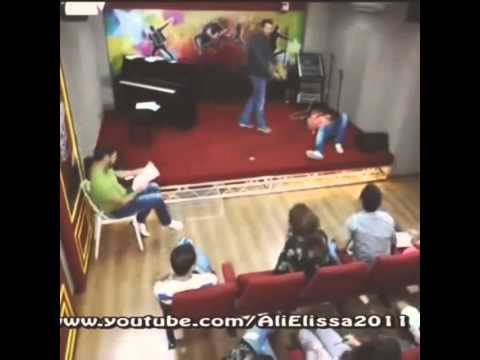 عيسى يقع و هوه يطلع على المسرح ستار اكاديمي9