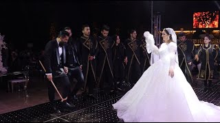 شوفو ردة فعل العروس بس تركها العريس ونزل عالدبكة مع أخطر رجل في العالم     