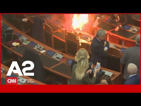 Zjarr në parlament, buxheti votohet në 5 minuta