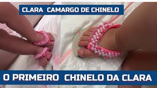 Clara de chinelo havaianas 💗 o primeiro chinelo dela
