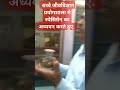 बच्चे जीवविज्ञान प्रयोगशाला मे अध्ययन करते हुए।