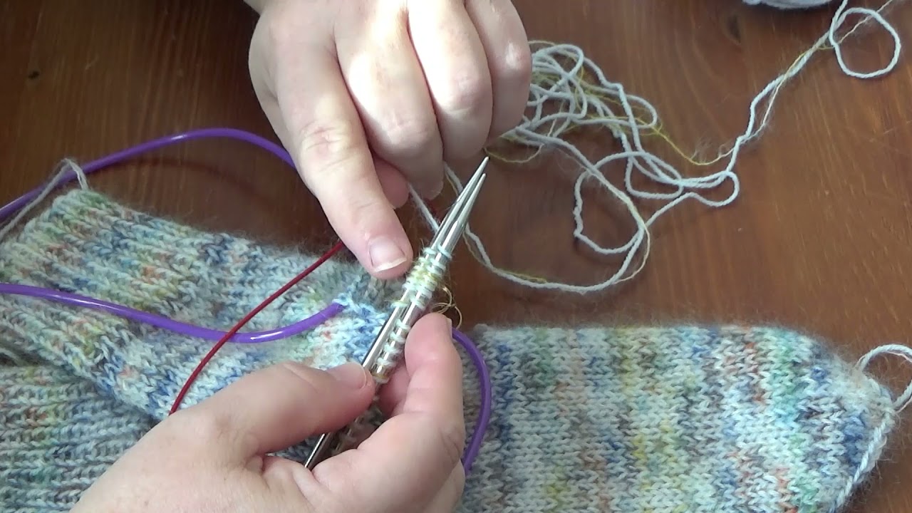 Kari Anne viser hvordan hun setter av masker til tommel.