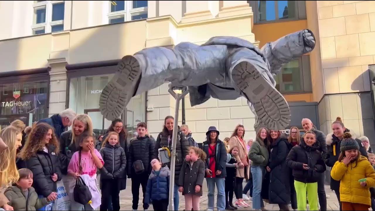 A summary of Silverman statue performing during the day !!! Suggestions YouTube