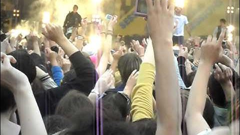 Example- Kickstarts At T4 On The Beach 2010