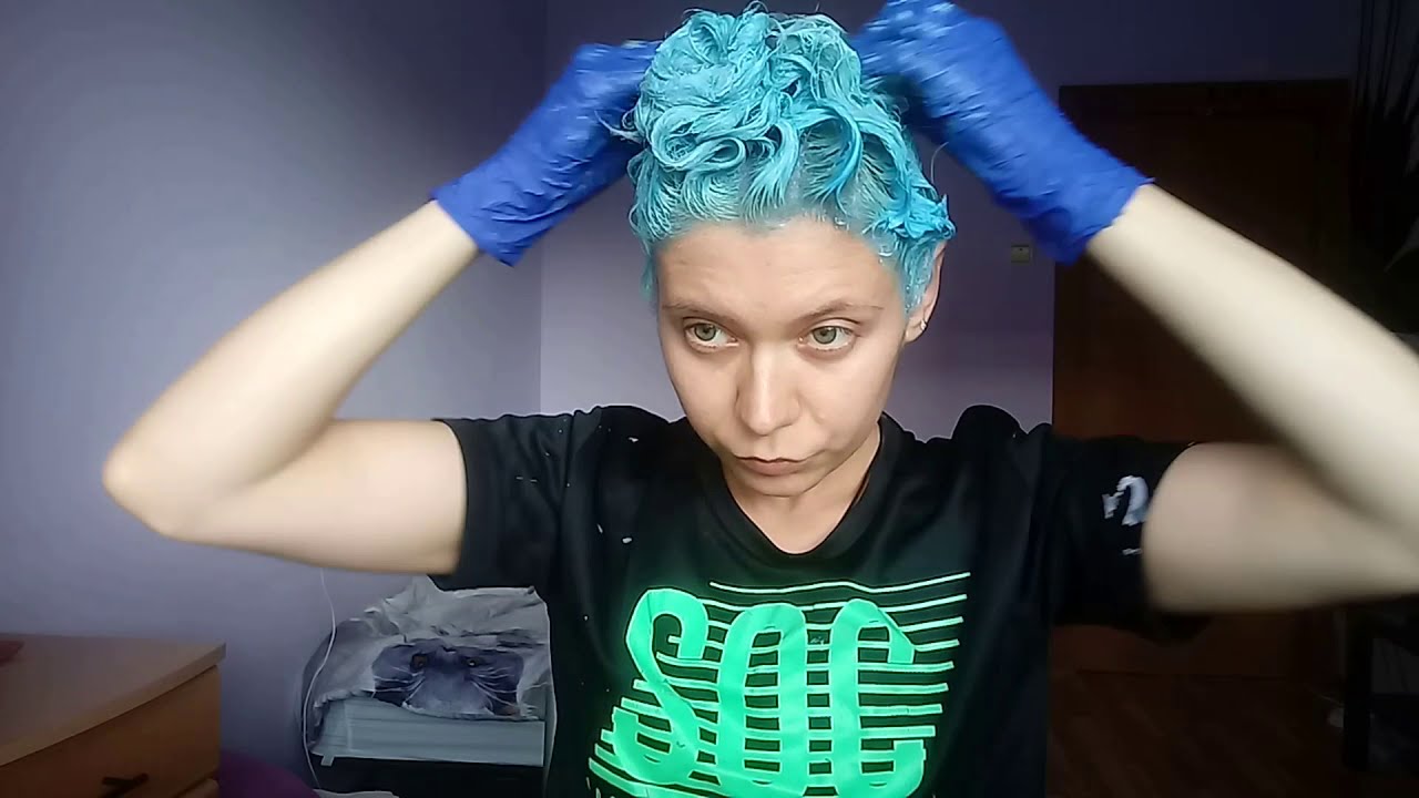 Crazy Color Bubblegum Blue on white hair // COOL!