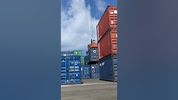Proses bongkar muat kontainer,,pelabuhan makassar