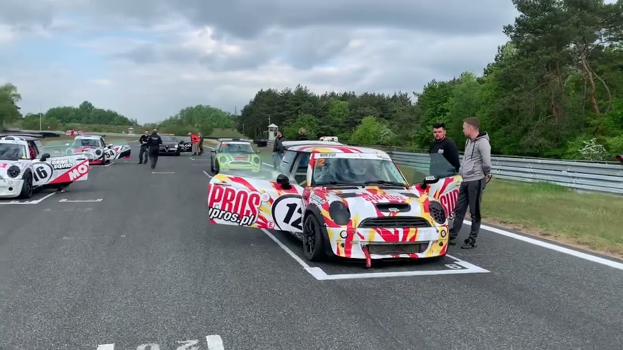 Chwile przed startem do pierwszego wyścigu WSMP 2022 na Torze Poznań