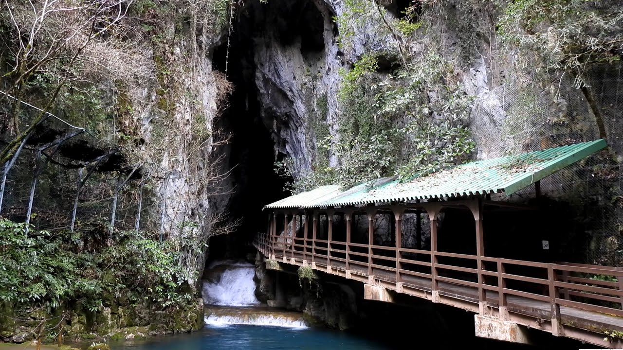 秋吉台 & 鍾乳洞 / Akiyoshidai Plateau & Limestone Cave - YouTube