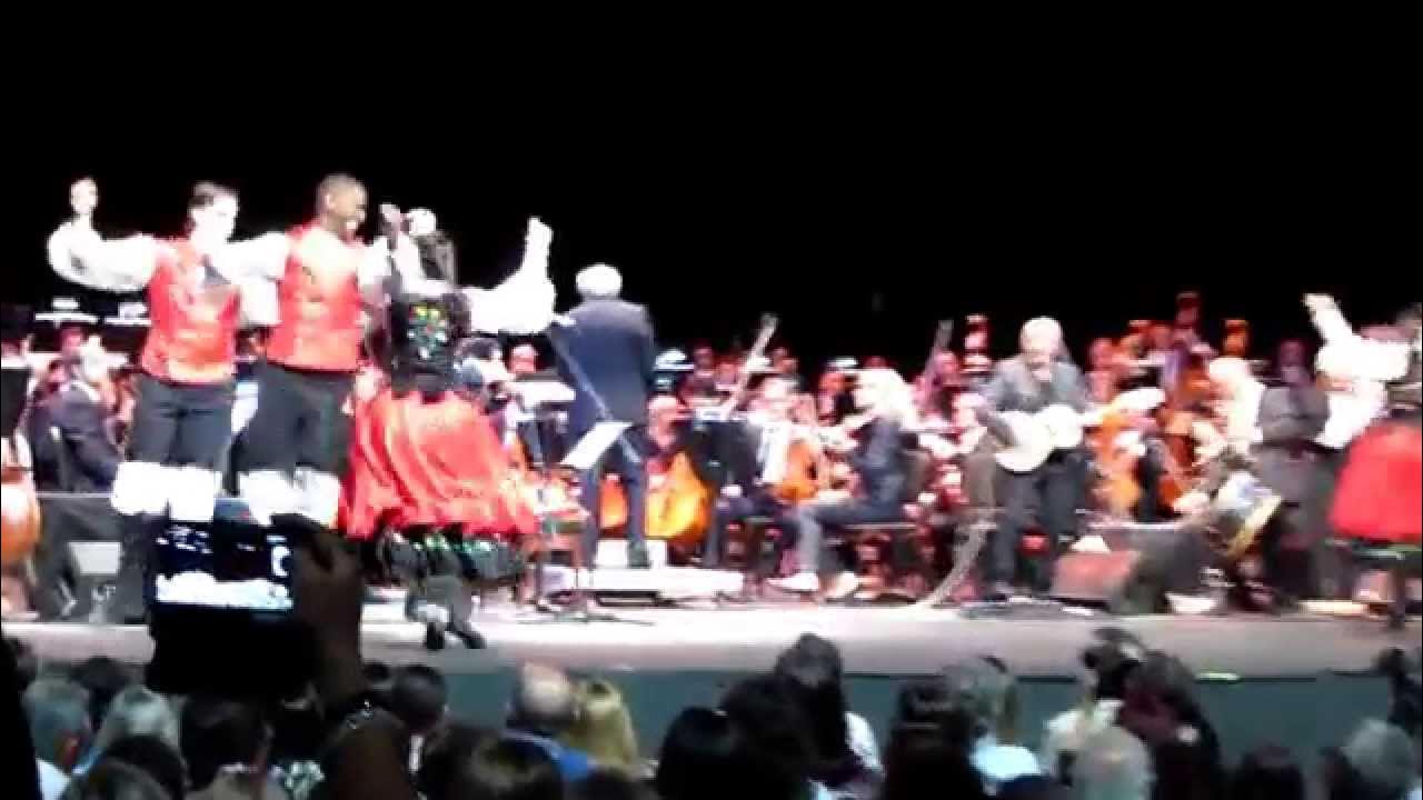Carlos Núñez Muiñeira de Chantada (con el Grupo de Danzas Semente Nova) YouTube
