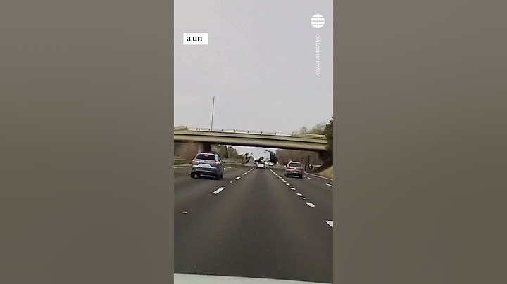 Graban el brutal accidente de un coche tras caer desde un paso elevado #Accidente #EEUU #Coche