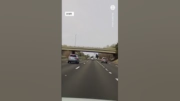 Graban el brutal accidente de un coche tras caer desde un paso elevado #Accidente #EEUU #Coche