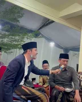 Gus Kautsar nyanyi
