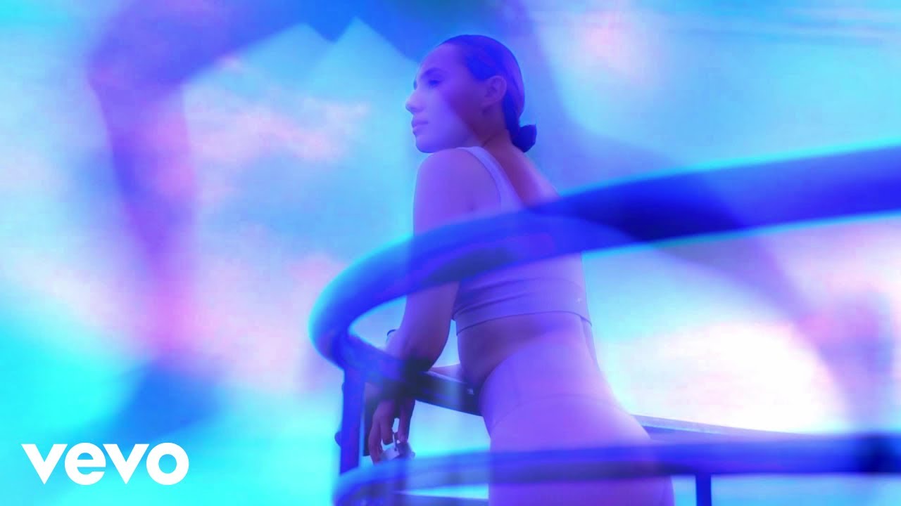 DiViNiUM - i CAN'T KEEP RUNNiNG (Official Music Video)