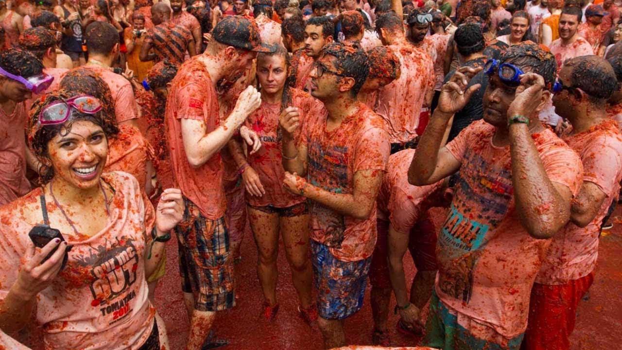 Crowds pelted with tomatoes at Spain's Tomatina festival