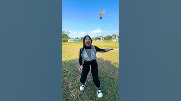 TCS - Cô Gái Đánh Cầu Lông Bằng Một Cái Vợt || Girl playing badminton with a racket #shorts