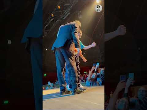 علي الحجار يجبر بخاطر طفل من ذوي الهمم ويوقف الحفلة مخصوص علشانه