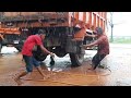 detik detik dongkrak mau ambruk / tambal ban truk fuso