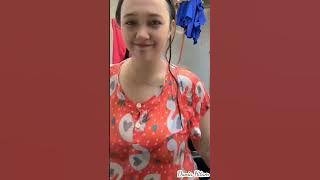 mama muda berdaster live mandi