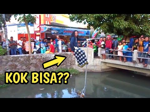 VIRAL!! PRIA GONDRONG MELAYANG DI ATAS SUNGAI BIKIN HEBOH - Beneran sakti apa cuma trik ?