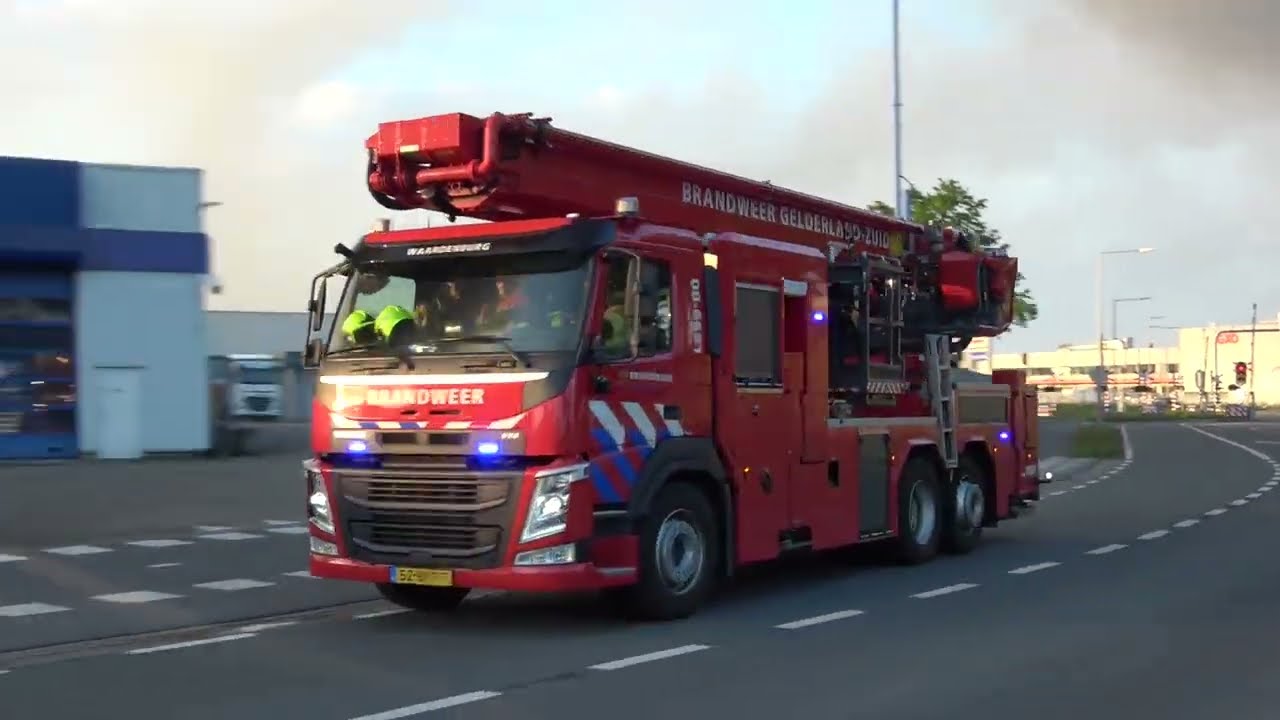 [Grip 2] Prio 1 Veel brandweer met spoed naar zeer grote brand bij Vice Versa in Oss