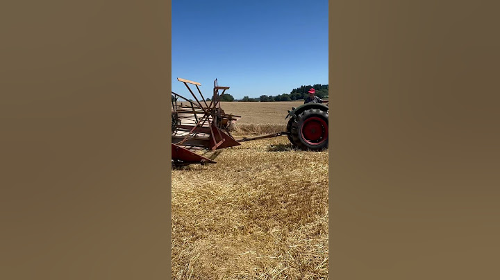 Travail à l’ancienne : mise en route d’une moissonneuse lieuse