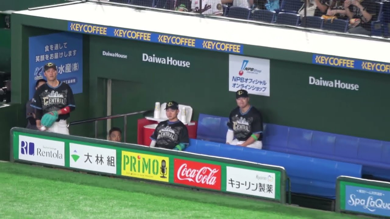 オールスター2026】ベンチでキャッチボールをする坂本勇人と浦田俊輔