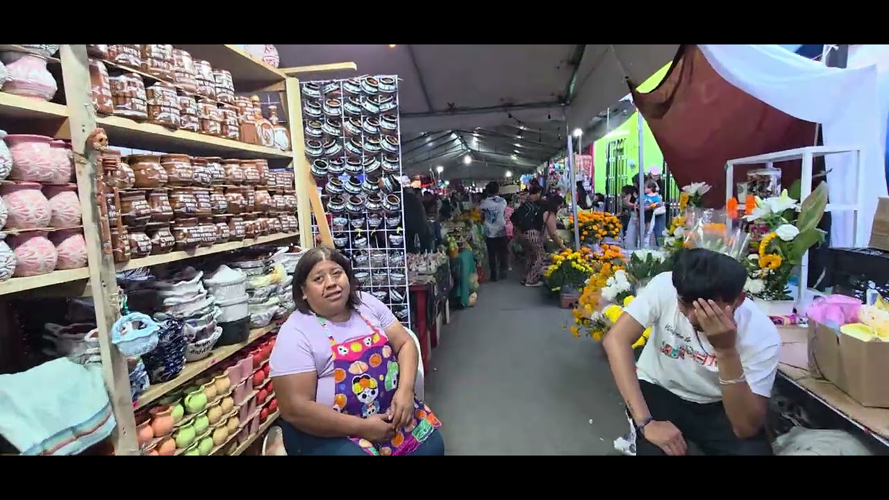 Izucar De Matamoros Puebla México 28/10/2025 los puestos de venta de artículos para días de muerto