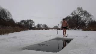 Hardening of winter swimmin swimming in the icy water.Закаливание моржевание плавание в ледяной воде