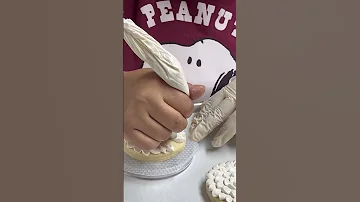 Quick Video On Piping A Wild Flower On A Cookie Cookiedecorating Shorts Pipingtutorial 