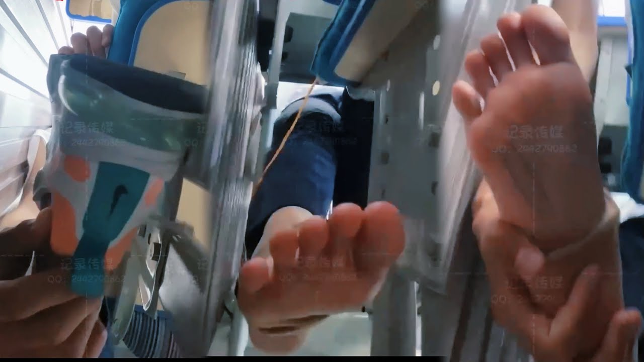 Classroom Tickle: Stealing Backseat Girl’s Shoe and Teasing Her Feet | 上课挠脚心 | あしうら | 素足履き