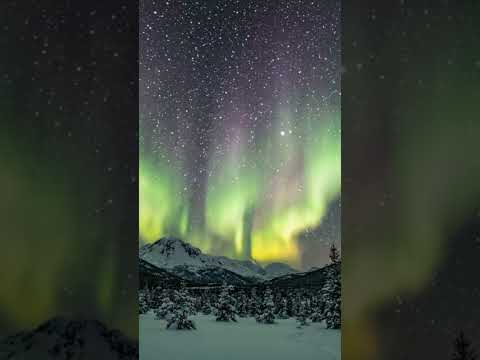 雪山上的絕美極光！這畫面質感我給 100 分！🌌
